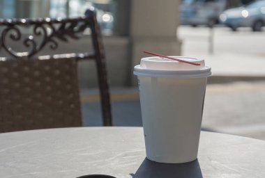 Kahve dükkanında kahve fincanı.