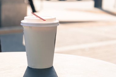 Kahve dükkanında kahve fincanı.