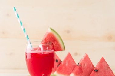 Ahşap arka planda karpuz smoothie