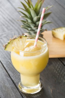 Ahşap arka planda ananas kokteyli