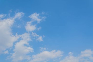 Mavi Gökyüzü ve Bulutlar