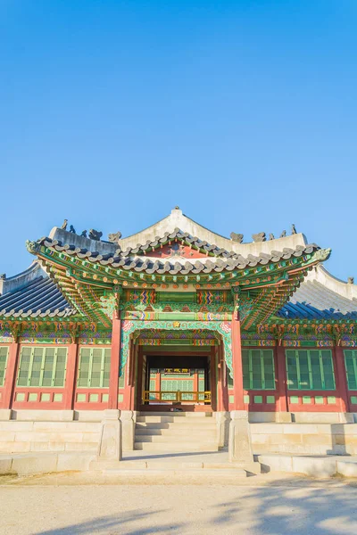 Hermosa y antigua arquitectura en el palacio de Changdeokgung en Seúl — Foto de Stock