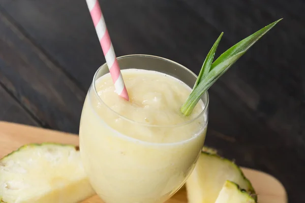 Batido de abacaxi no fundo de madeira — Fotografia de Stock