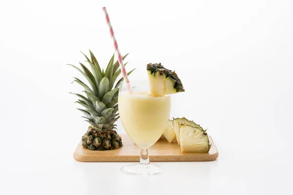 Ananas smoothie på vit bakgrund — Stockfoto