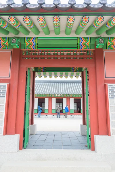 Schöne und alte Architektur in gyeongbokgung Palast in seoul — Stockfoto