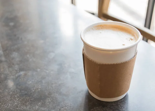 Cangkir kopi di kedai kopi — Stok Foto