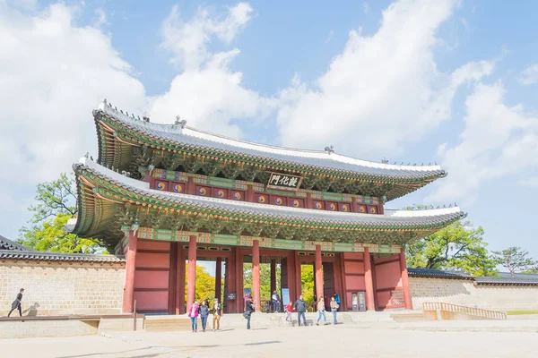 Hermosa y antigua arquitectura en el palacio de Changdeokgung en Seúl — Foto de Stock