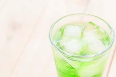 ahşap zemin üzerine yeşil soda