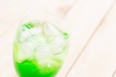 ahşap zemin üzerine yeşil soda