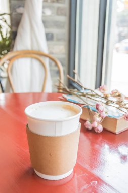 Kahve dükkanında kahve fincanı.