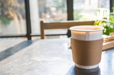 Kahve dükkanında kahve fincanı.