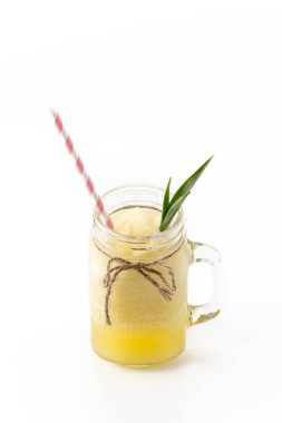 Beyaz arkaplanda ananas püresi