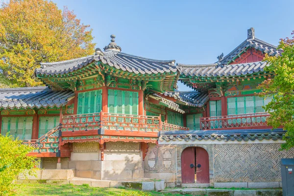 Arquitetura antiga e bonita no Palácio Changdeokgung em Seul — Fotografia de Stock