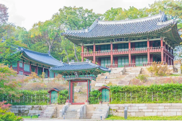 Arquitetura antiga e bonita no Palácio Changdeokgung em Seul — Fotografia de Stock