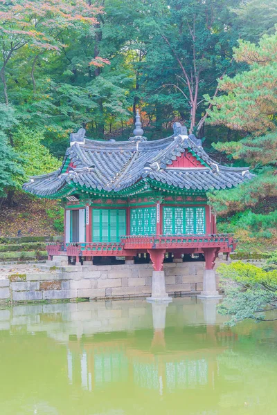 Чудова і старовинна архітектура в палаці Чангдеокун у Сеулі — стокове фото