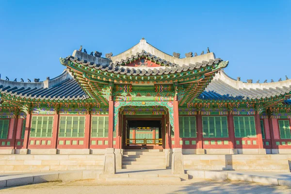 Arquitetura antiga e bonita no Palácio Changdeokgung em Seul — Fotografia de Stock