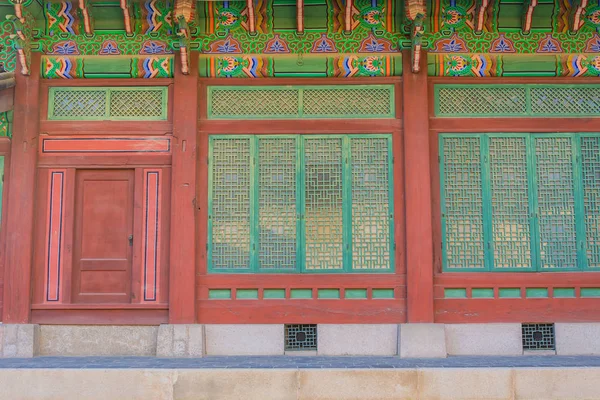 Arquitetura antiga e bonita no Palácio Changdeokgung em Seul — Fotografia de Stock