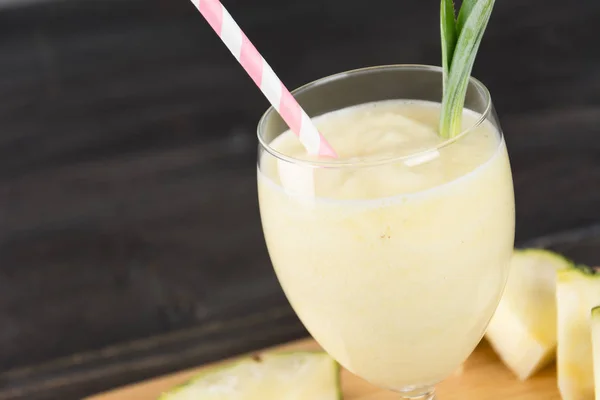 Batido de piña sobre fondo de madera — Foto de Stock