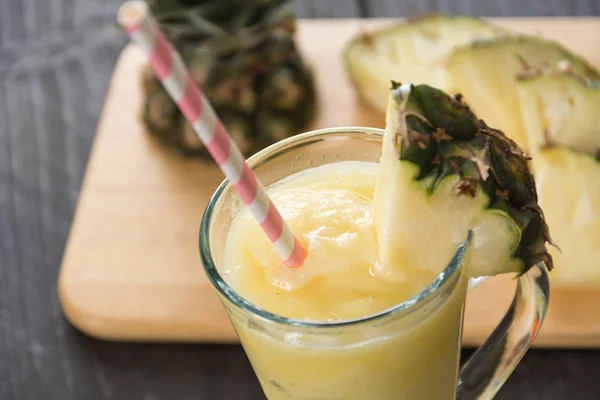 Batido de abacaxi no fundo de madeira — Fotografia de Stock