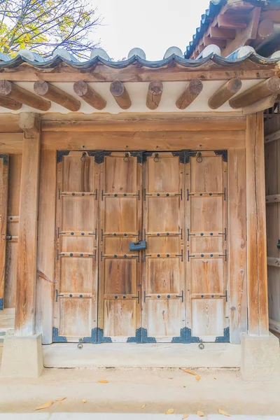 Kore tarzı eski ahşap kapı — Stok fotoğraf