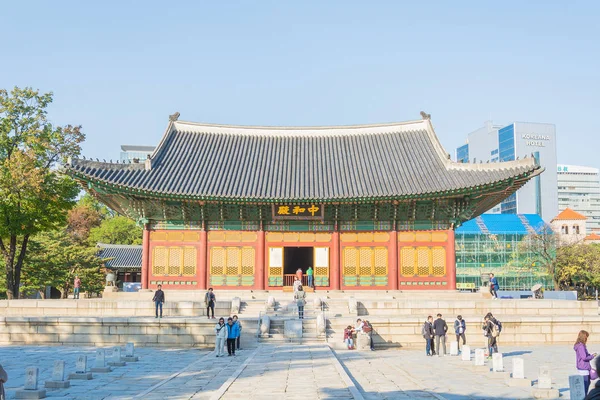 首尔，韩国 2015 年 10 月 28 日-美丽的建筑在德寿 — 图库照片
