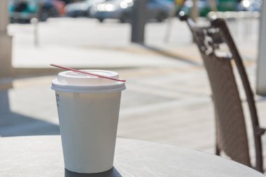 Kahve dükkanında kahve fincanı.