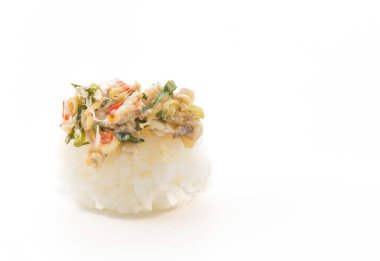 Baharatlı ton balığı suşisi. Füzyon yemeği.