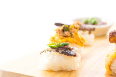 Kızarmış uskumru karidesli sosu suşi yapıştırın 