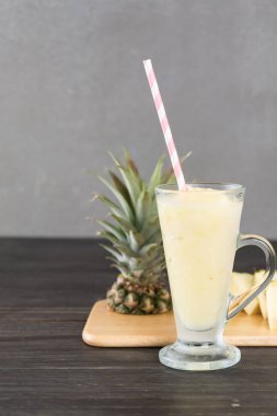Ahşap arka planda ananas kokteyli