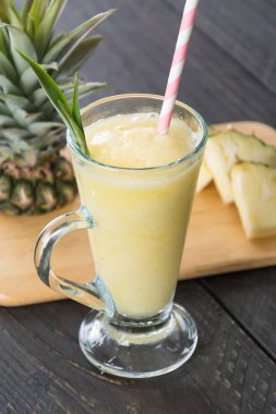 Ahşap arka planda ananas kokteyli