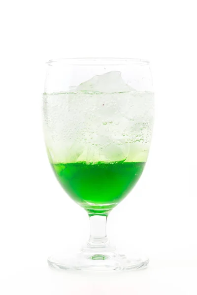 白い背景の上の緑のソーダ — ストック写真