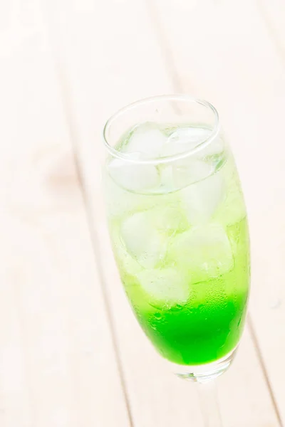 Ahşap zemin üzerine yeşil soda — Stok fotoğraf