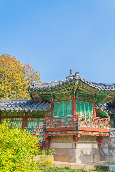 Arquitetura antiga e bonita no Palácio Changdeokgung em Seul — Fotografia de Stock