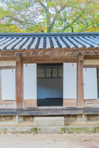 Hermosa y antigua arquitectura en el palacio de Changdeokgung en Seúl — Foto de Stock