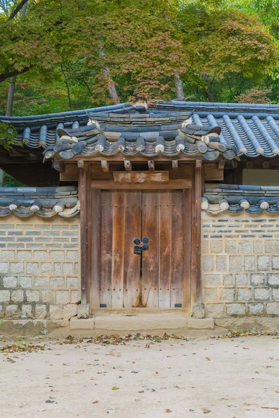 Hermosa y antigua arquitectura en el palacio de Changdeokgung en Seúl — Foto de Stock