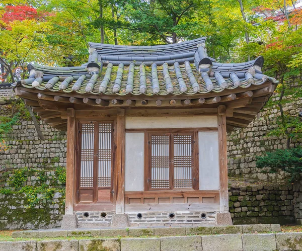 Hermosa y antigua arquitectura en el palacio de Changdeokgung en Seúl — Foto de Stock