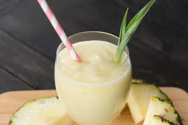 Batido de abacaxi no fundo de madeira — Fotografia de Stock