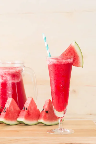 Smoothie de sandía sobre fondo de madera — Foto de Stock