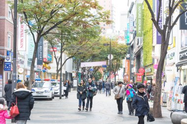 Seoul, Güney Kore - 1 Kasım 2015: kalabalık turist Myeong-d