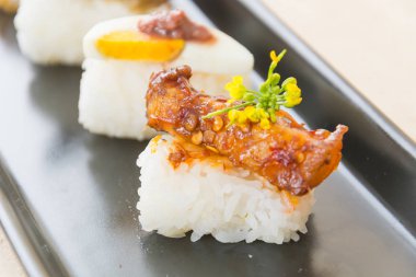 Baharatlı çizgili domuz suşi 