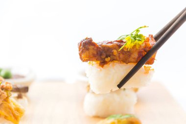 Baharatlı çizgili domuz suşi 