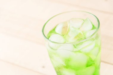 ahşap zemin üzerine yeşil soda