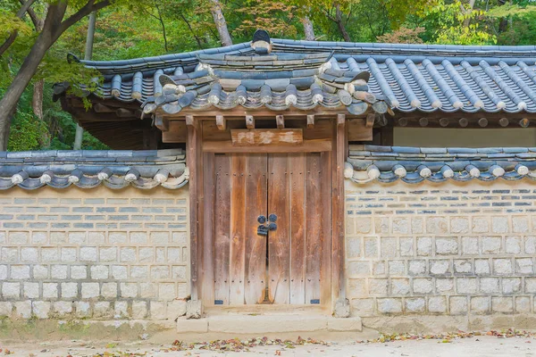 Мбаппе и старая архитектура во дворце Чандэоки в Сеуле — стоковое фото