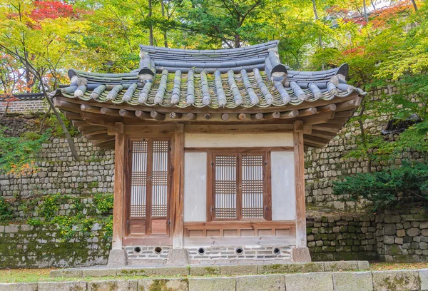 Hermosa y antigua arquitectura en el palacio de Changdeokgung en Seúl — Foto de Stock