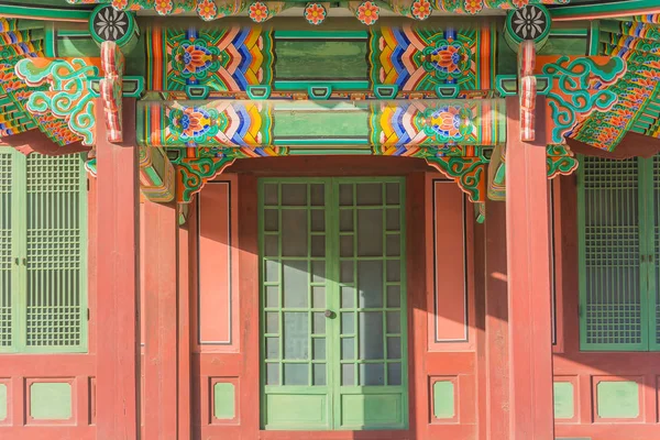 Krásná a stará architektura v paláci Changdeokgung v Soulu — Stock fotografie