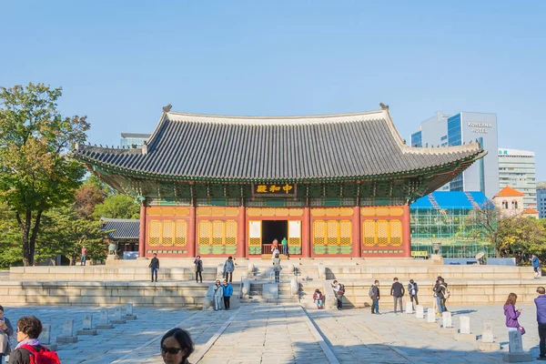 首尔，韩国 2015 年 10 月 28 日-美丽的建筑在德寿 — 图库照片