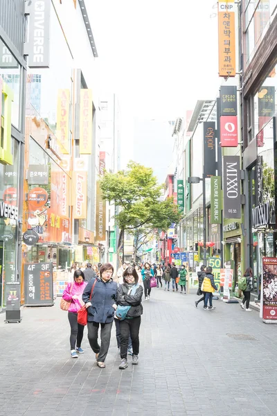 Seoul, Südkorea - 1. Nov 2015: Touristenmassen am Myeong-d — Stockfoto