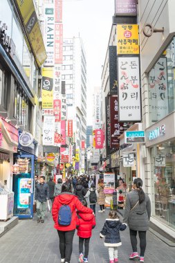 Seoul, Güney Kore - 1 Kasım 2015: kalabalık turist Myeong-d