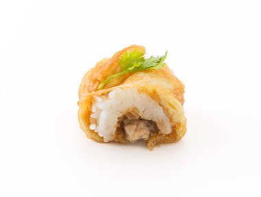 Omlet suşi rulosu - Japon yemek tarzı.