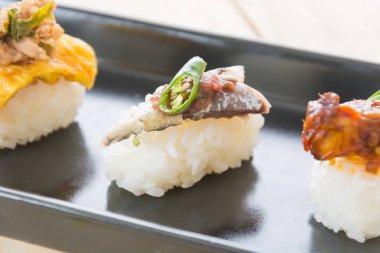 Kızarmış uskumru karidesli sosu yapıştırın